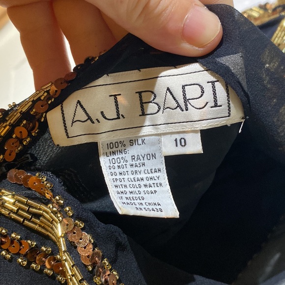 Size 10 vintage A. J. BARI beaded gown. - Picture 4 of 4